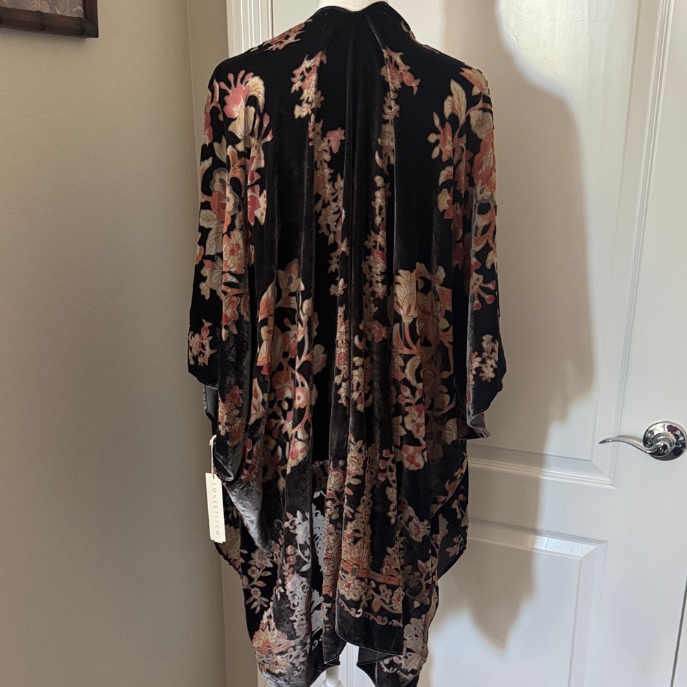 Lovestitch Black and Pink Floral Kimono - Picture 2 of 2